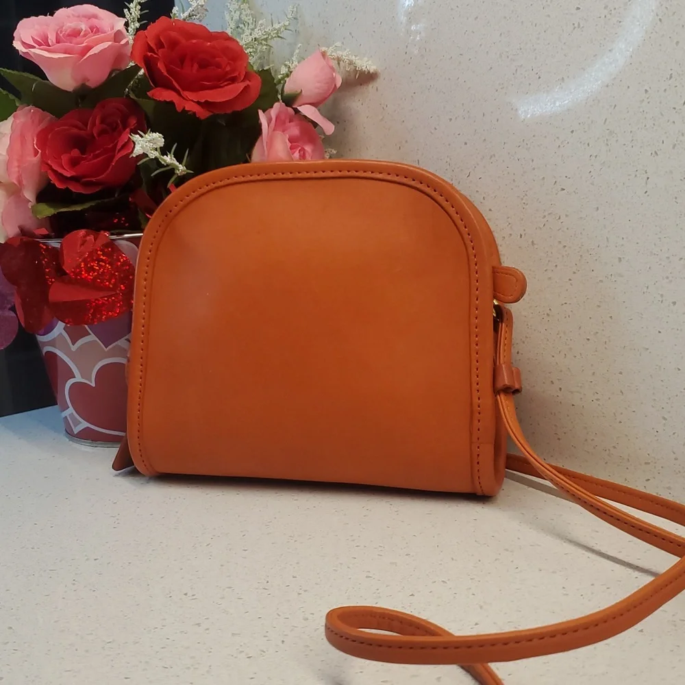 USA 🇺🇸 Vintage COACH orange leather crossbody bag